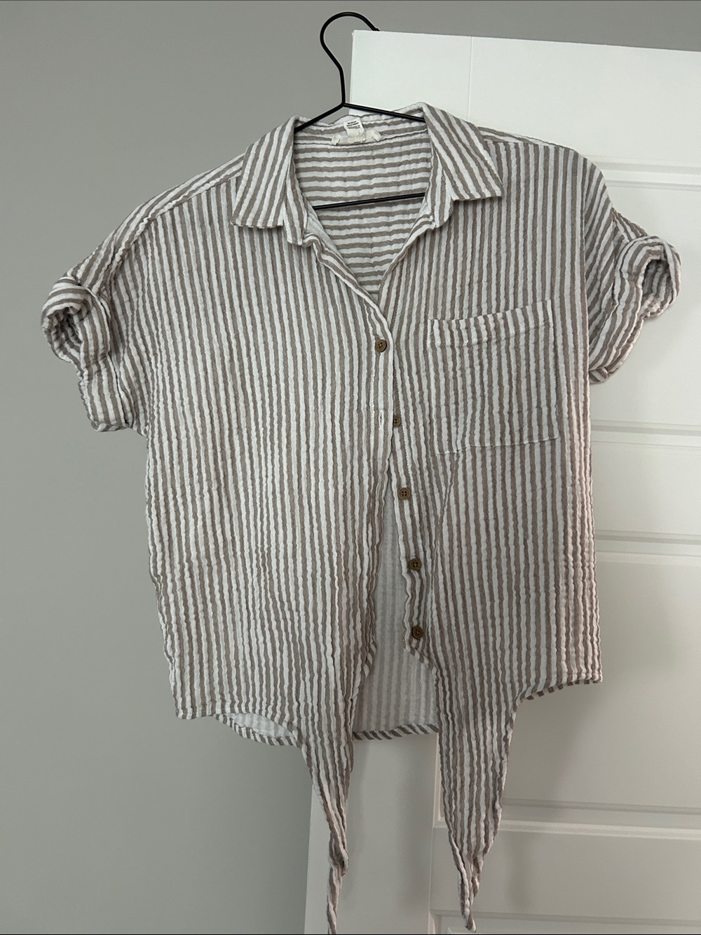 beachlunchlounge Striped Tie-Front Blouse in Beige and White